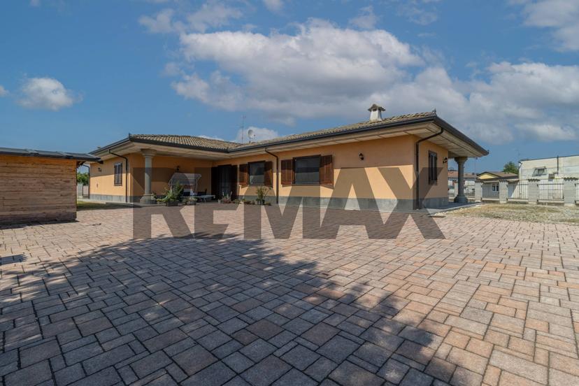 Villa in Borgo Nuovo 3, Buronzo