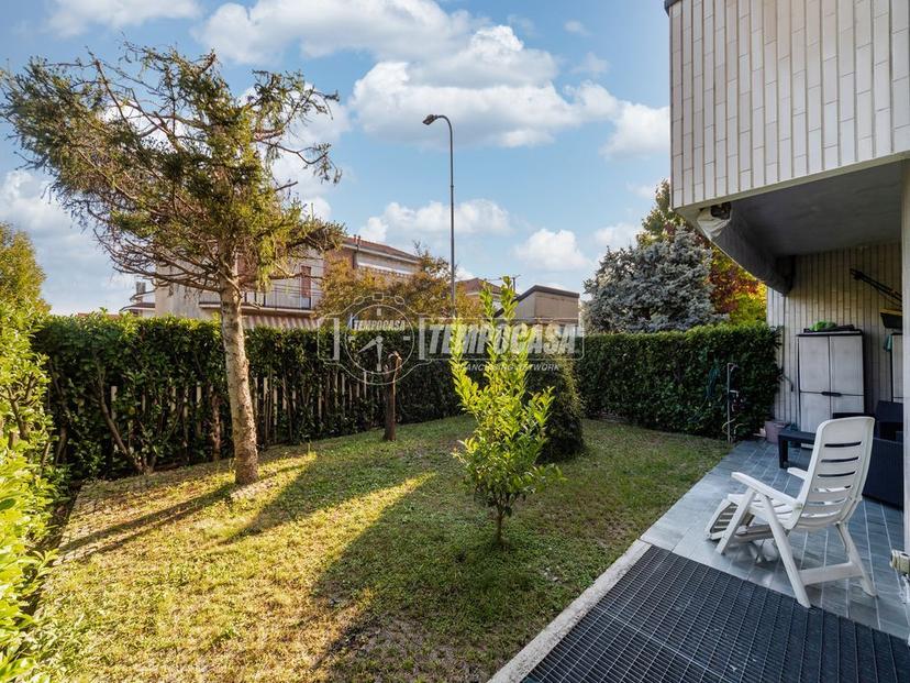 Quadrilocale in Via Luciano Manara 39, Muggiò