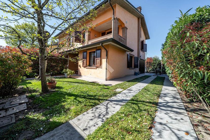Villa a schiera in Via Secchia 10, Rubiera — foto 2 di 5