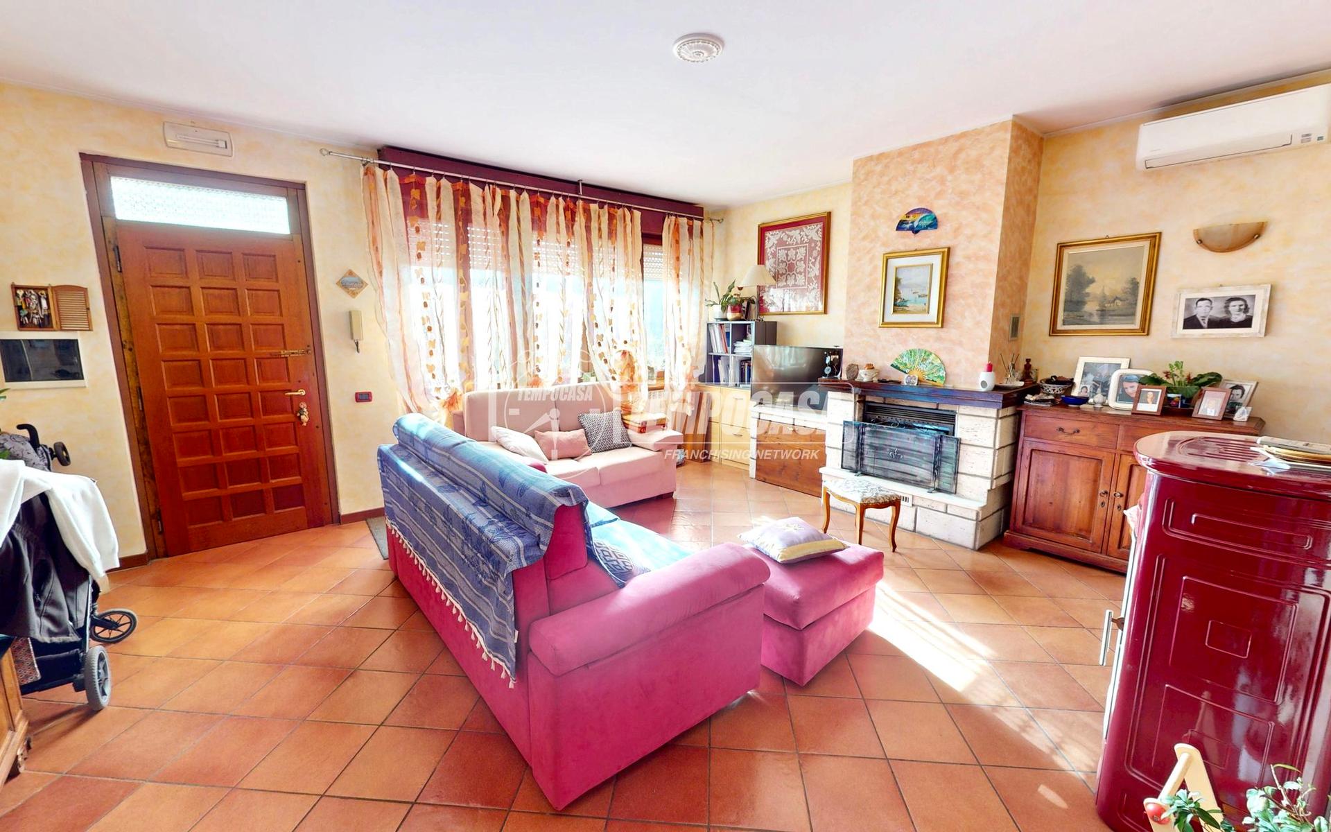 Villa a schiera in Viale Santuario 7, Montanaso Lombardo
