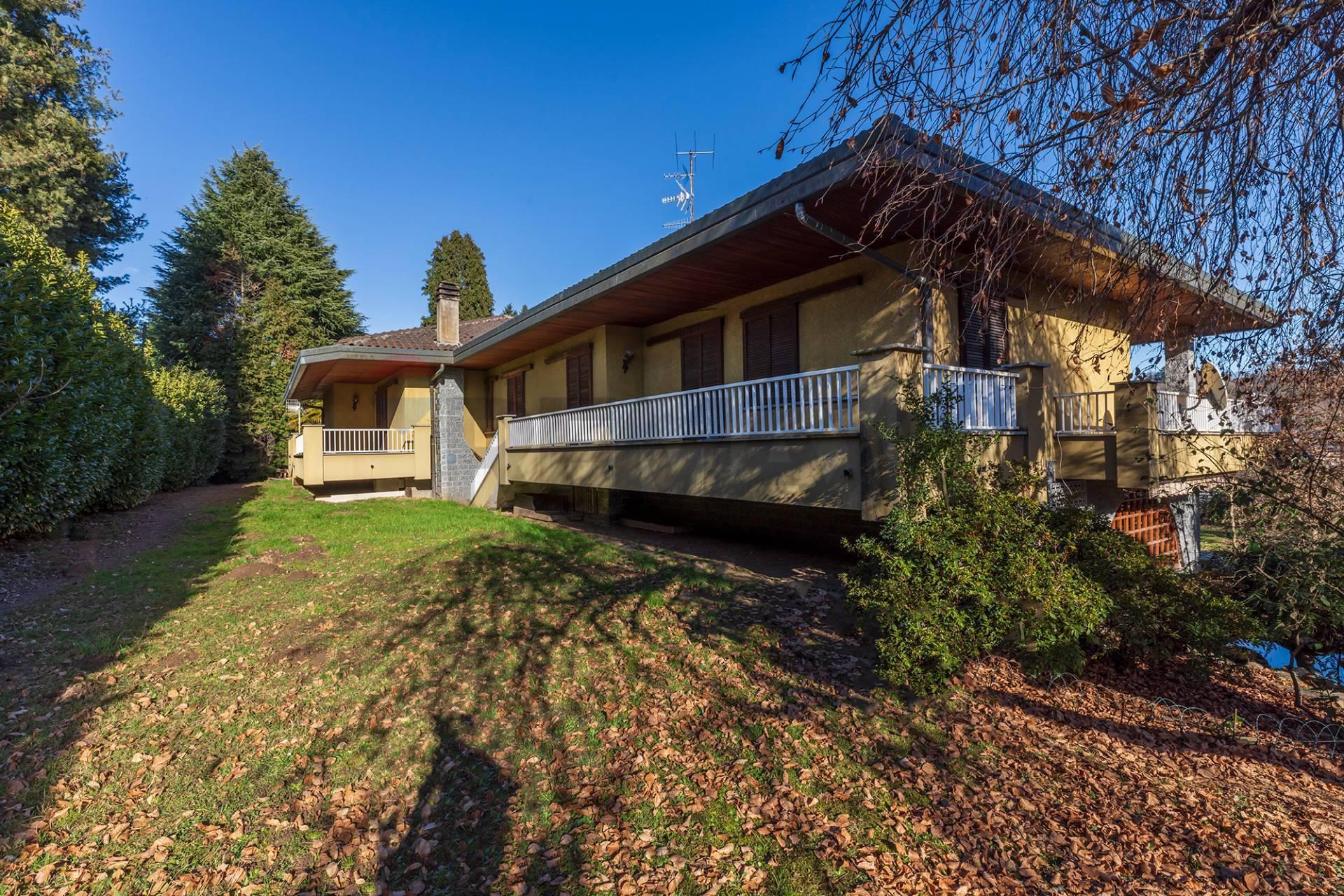 Villa in Via Cavour 65, Buguggiate