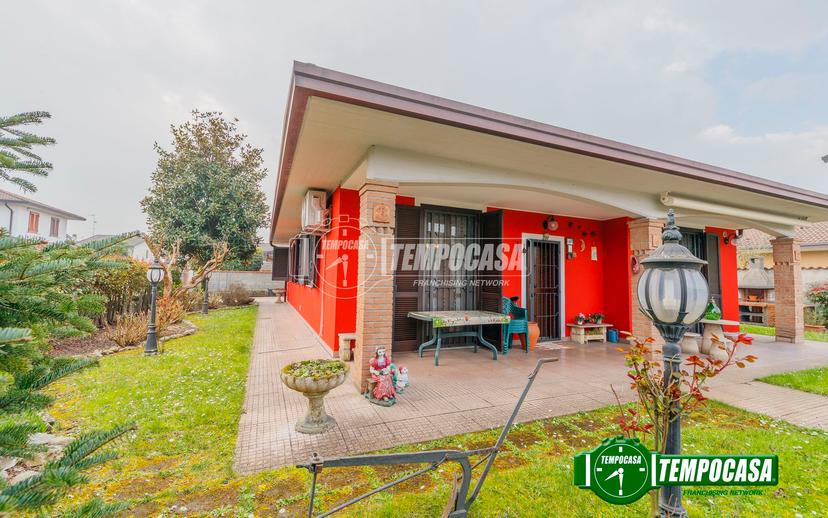 Villa in Via G. Garibaldi, Vellezzo Bellini — foto 2 di 5