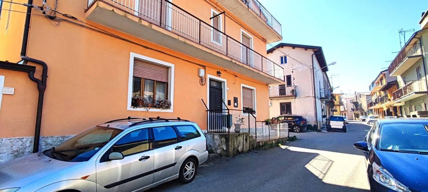 Appartamento in Via C. Battisti  42, Girifalco