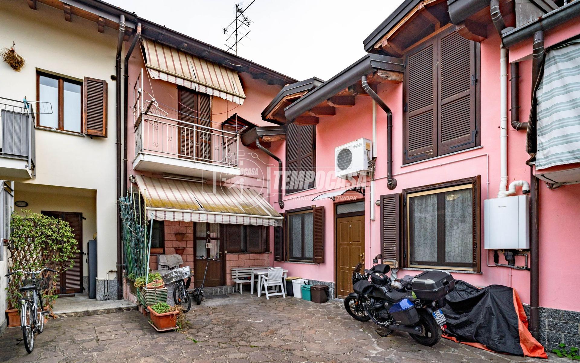 Quadrilocale in Vicolo delle Rose, Caronno Pertusella