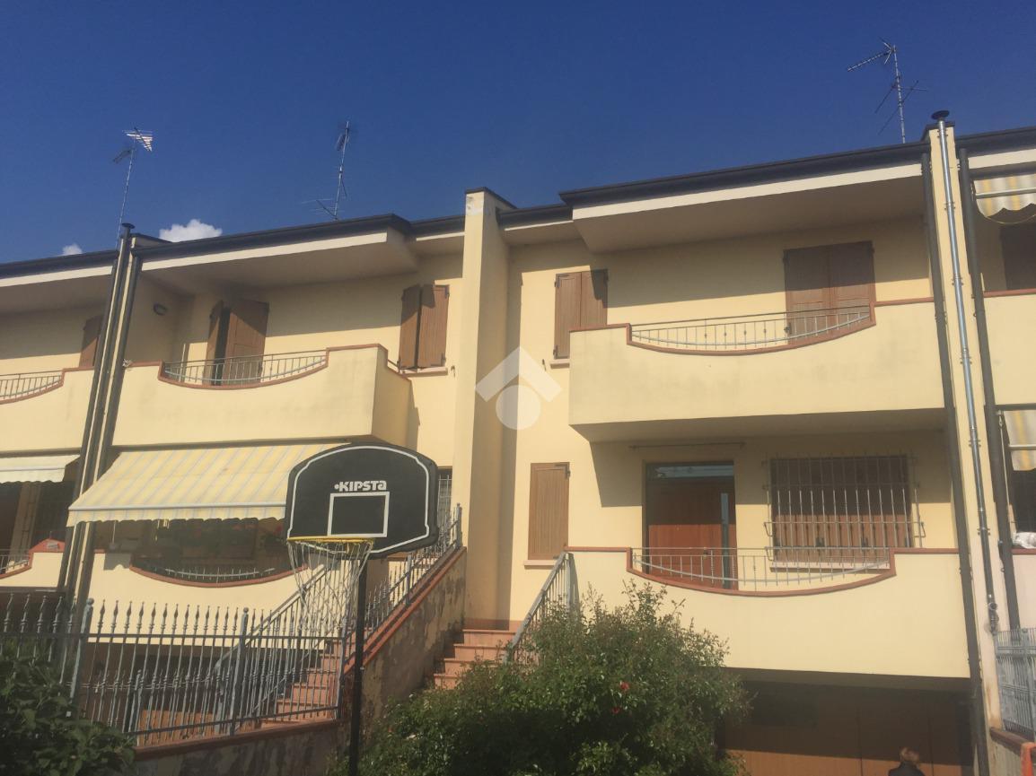 Villa a schiera in Via Giuseppe Garibaldi 3, Pegognaga