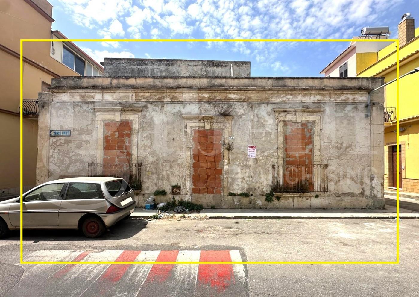 Casa indipendente in Via Francesco Azzolini  56, Avola