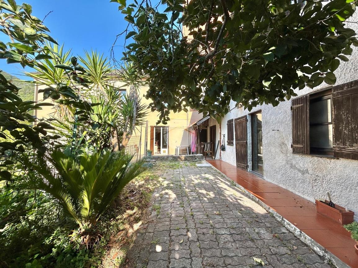 Casa indipendente in Via S. Bartolomeo del Bosco 107, Savona