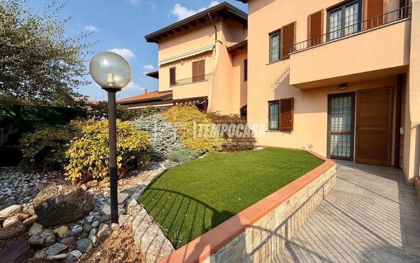 Villa a schiera in Via Donatori del Sangue 12, Lesmo — foto 2 di 5