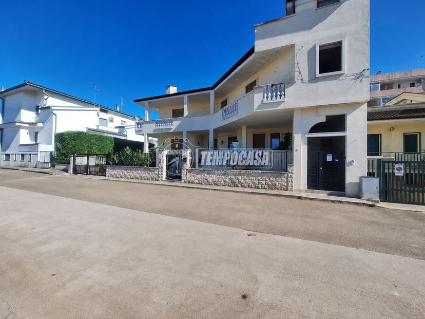 Casa indipendente in Via Donato Menichella, Turi