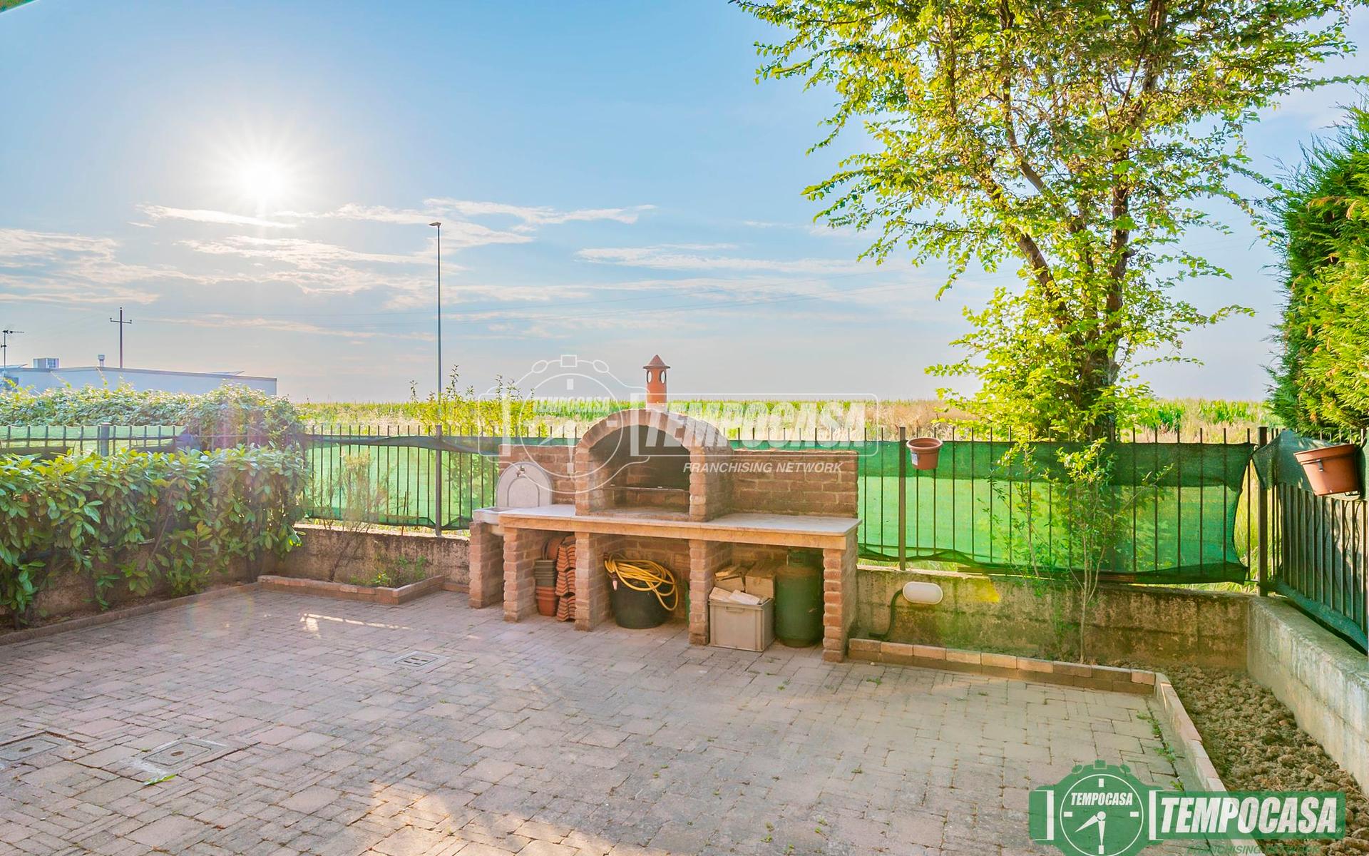 Villa a schiera in Largo Rosario Livatino, Calvenzano 35, Caselle Lurani