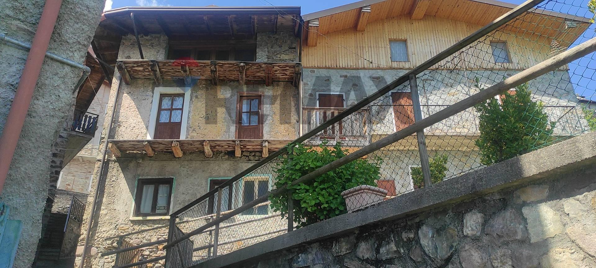 Casa indipendente, Rogno
