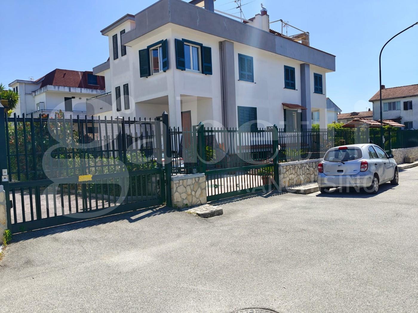 Villa a schiera in Via Ripuaria  00, Giugliano in Campania