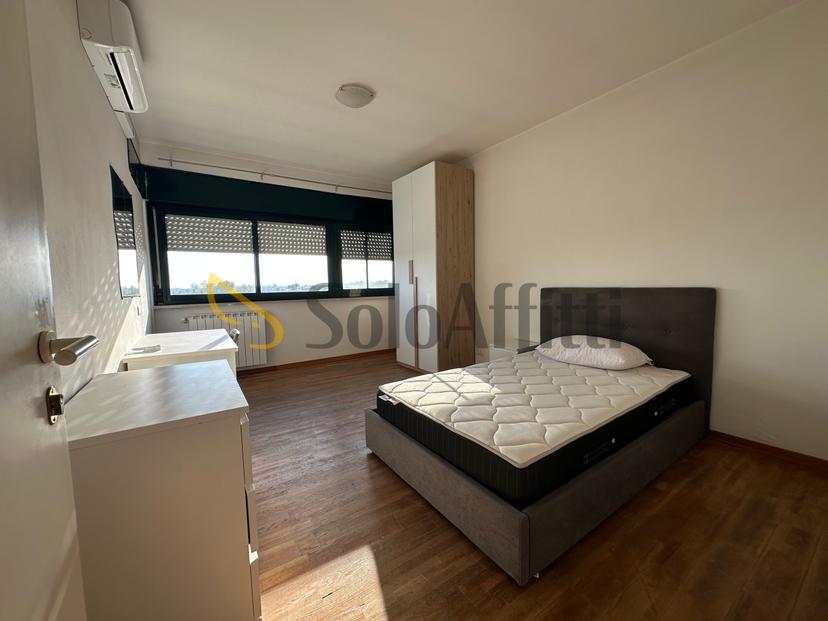 Stanza in appartamento in Via Pontinia, Latina