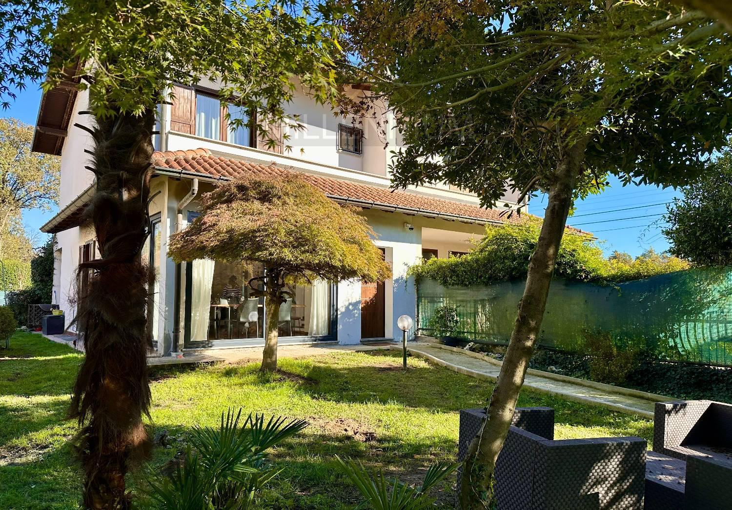 Villa bifamiliare in Via Beati, Castelletto sopra Ticino
