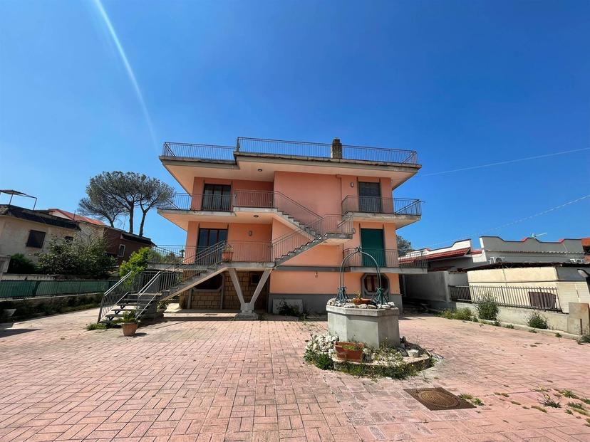 Villa bifamiliare in Viale Stefano da Verona, Castel Volturno — foto 2 di 5