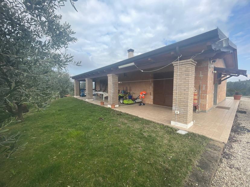 Casa indipendente in Contrada Collelungo, Monsampolo del Tronto