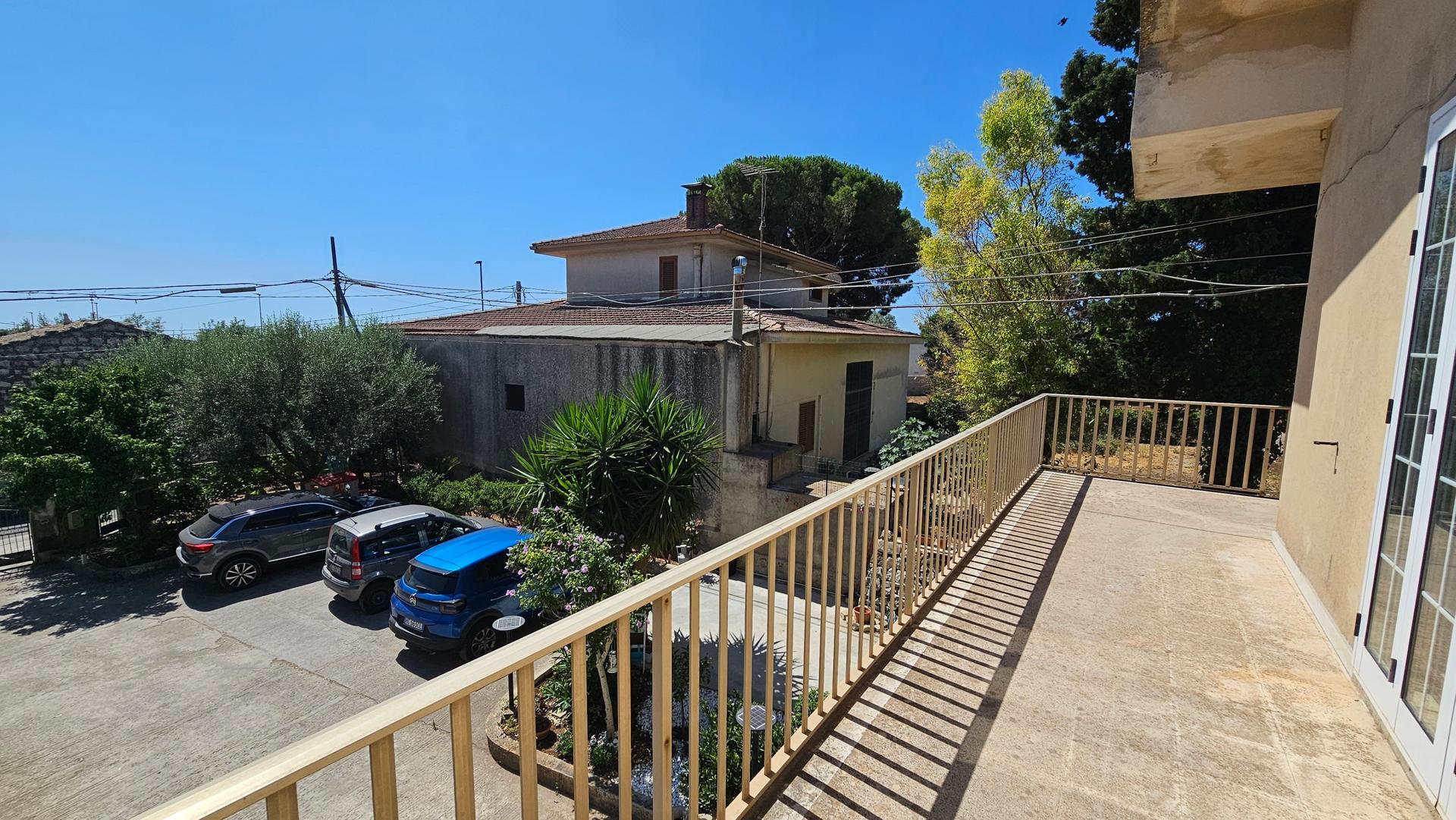 Trilocale, Modica