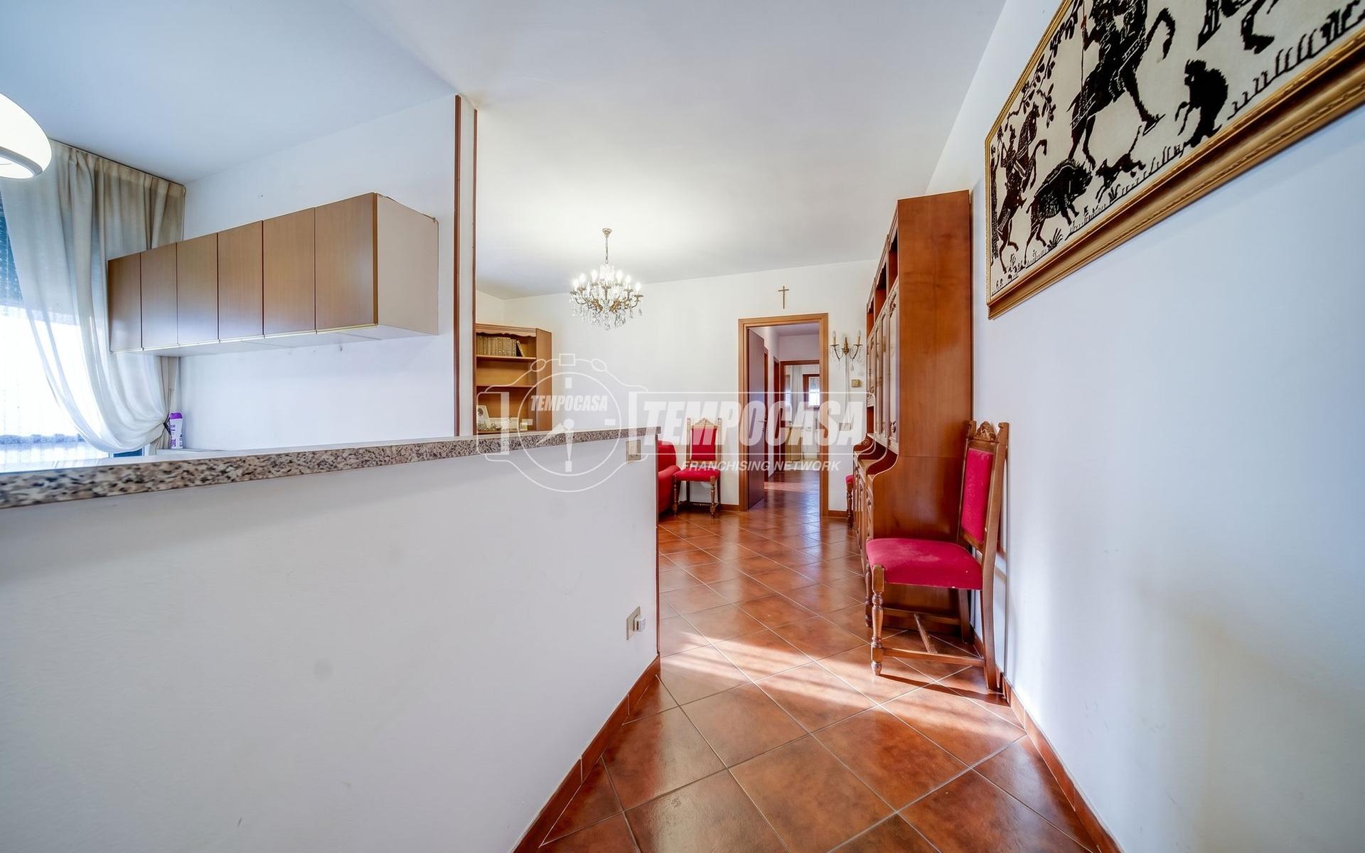 Trilocale in Via Falcone 3, Oggiona con Santo Stefano