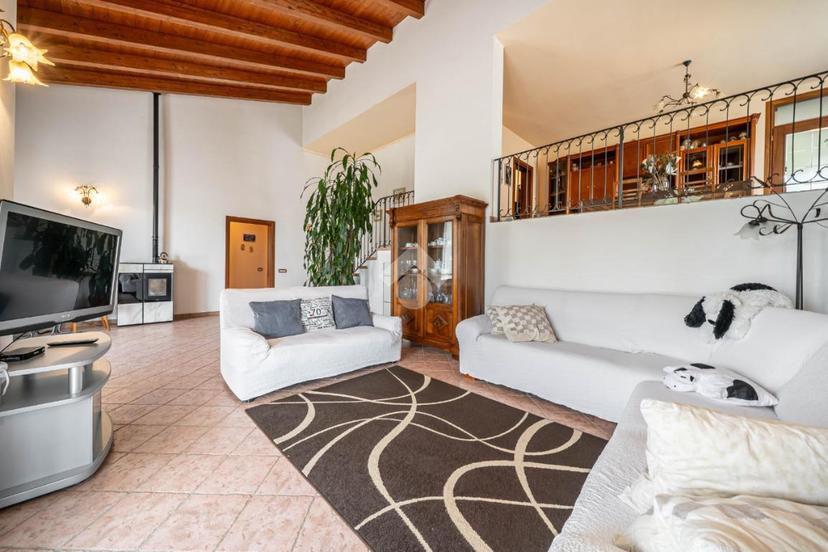 Villa in Via Beatrice da Lorena 6, Canossa