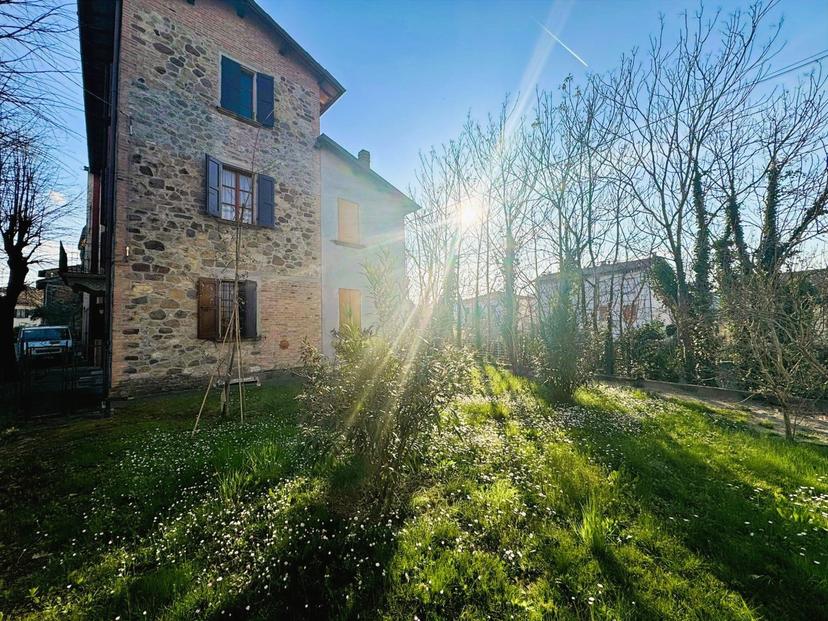 Casa indipendente in Viale Stazione 2, Canossa