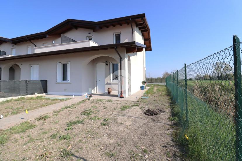 Villa a schiera in Via Eugenio Montale 25, Castelbelforte — foto 3 di 5