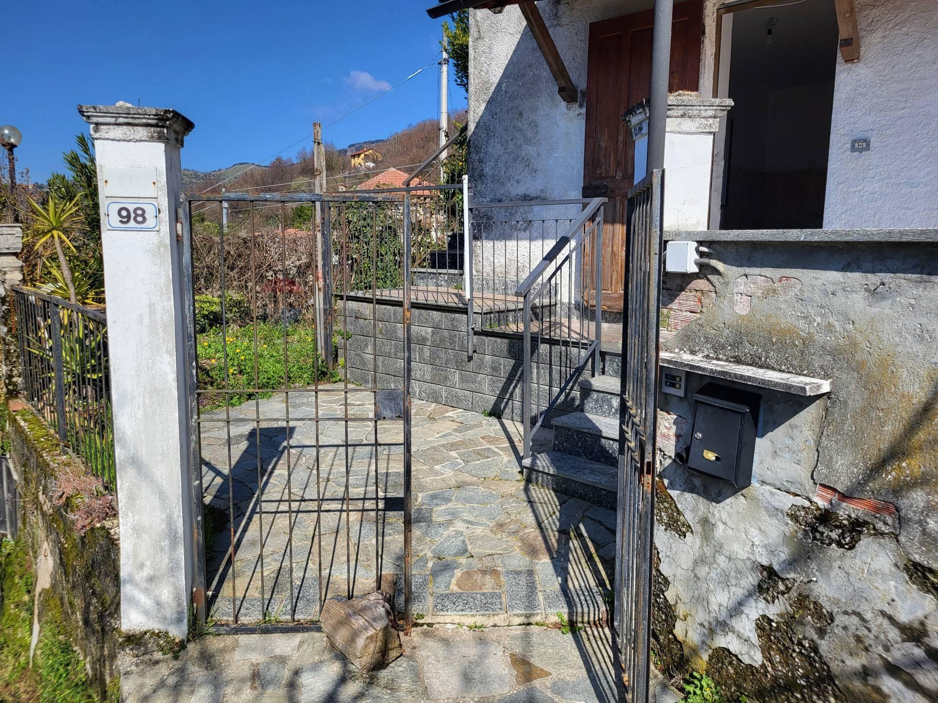 Casa indipendente in Via G. B. Cevasco 98 - 100, Bargagli