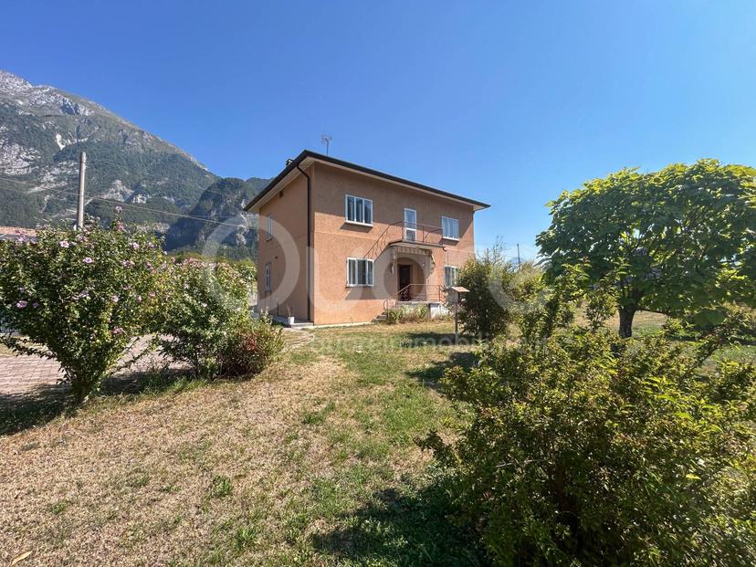 Casa indipendente in Via Nazionale 3, Amaro — foto 2 di 5