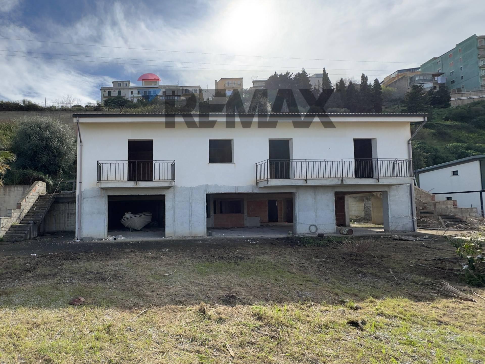 Casa indipendente in S.S. 113 199, Campofelice di Roccella
