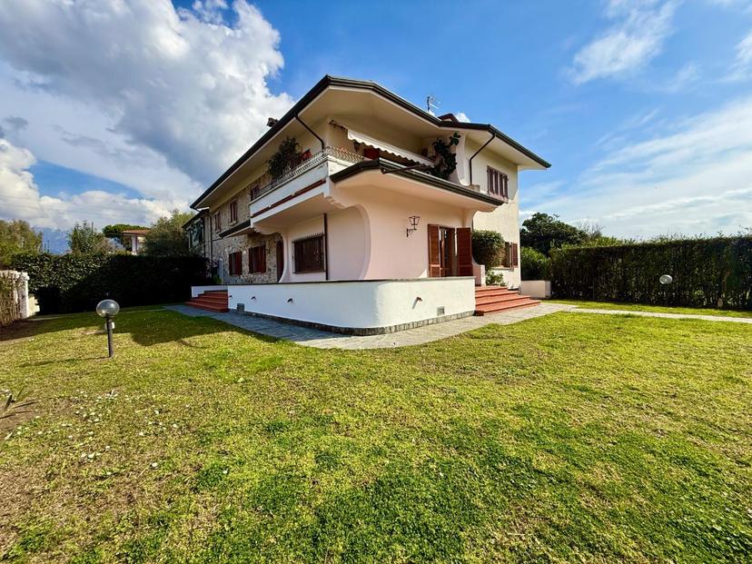 Villa bifamiliare in Marina Vecchia 185, Massa — foto 2 di 5