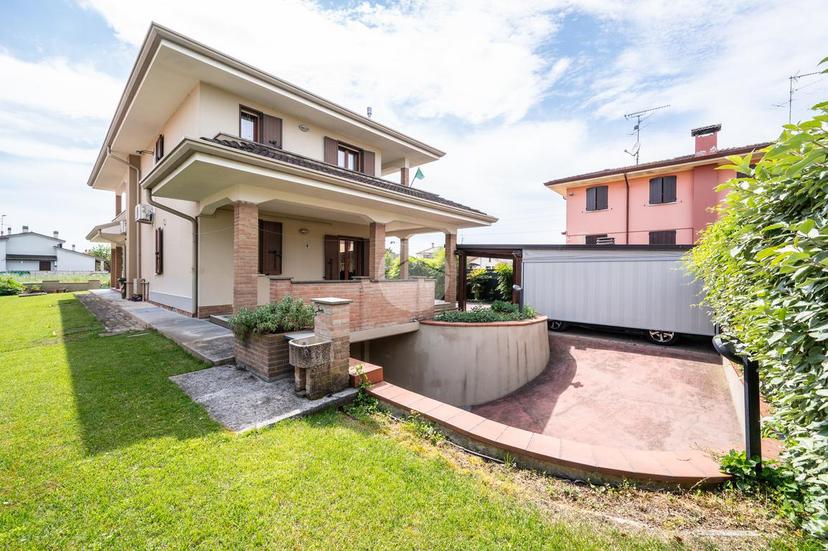 Villa in Via G. Segantini 28, Curtatone — foto 2 di 5