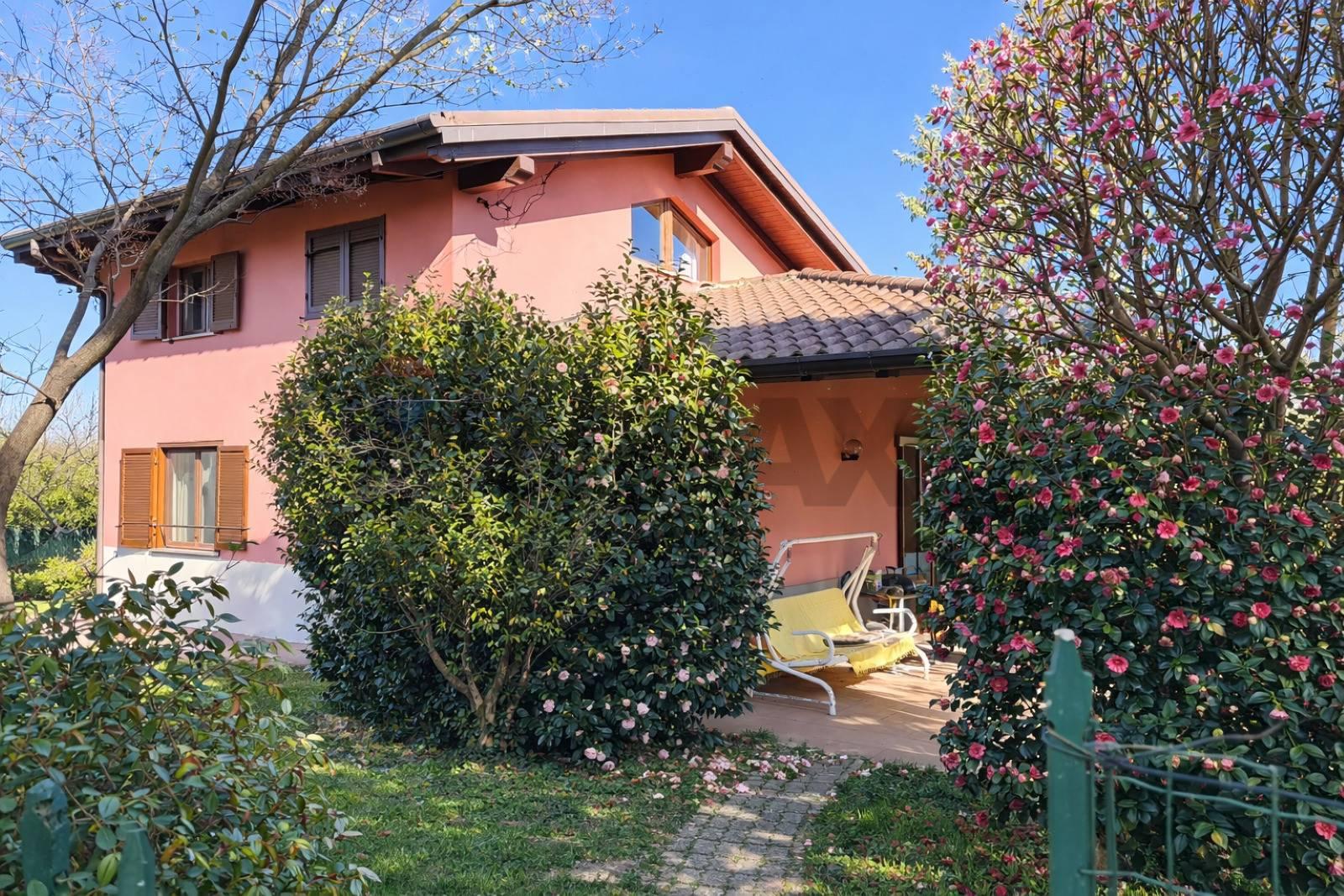 Casa indipendente in Via Castello, Borgo Ticino