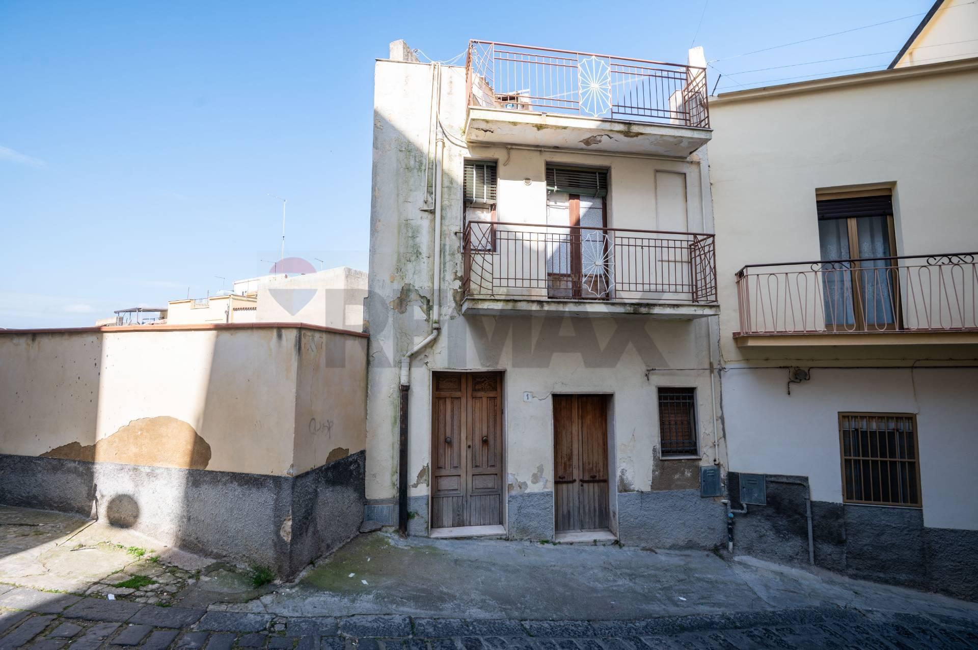 Casa indipendente in Via Divisione 1, Mineo