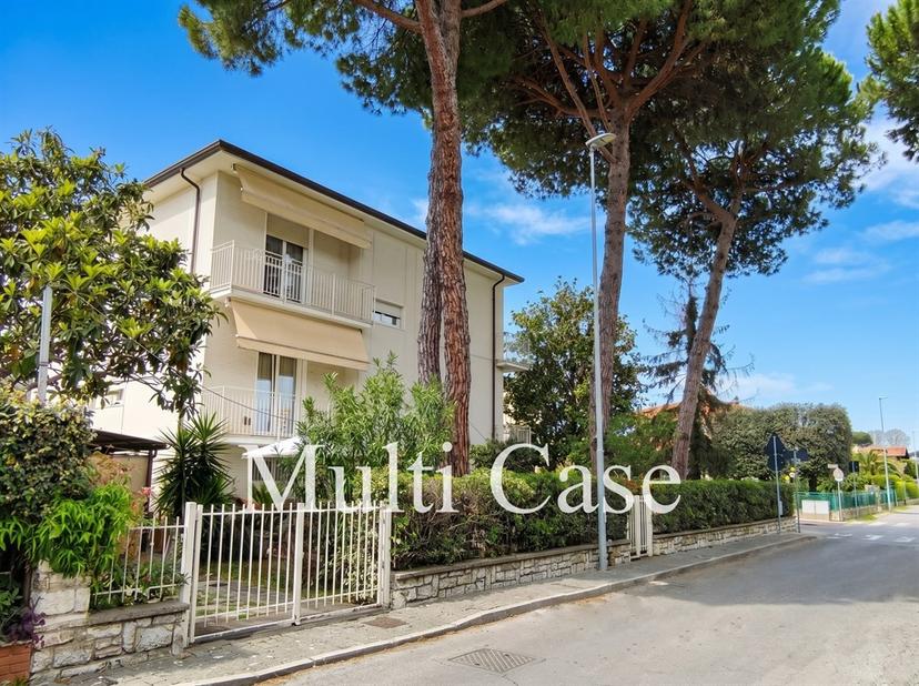 Villa in Via Carducci 43, Camaiore