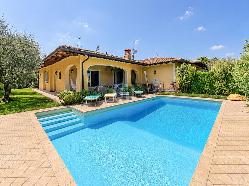 Villa unifamiliare in Via delle Margherite 19, Manerba del Garda