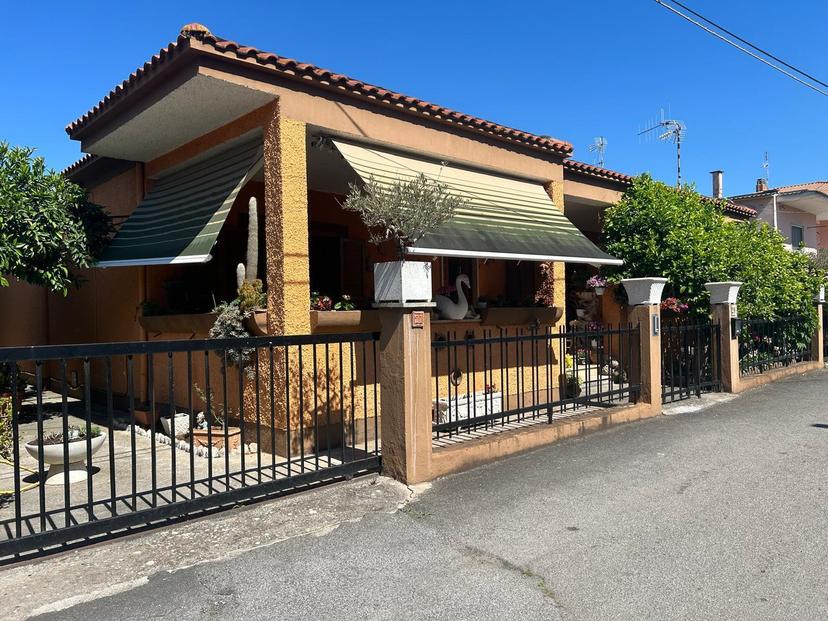 Casa indipendente in Via del Giaggiolo, Latina