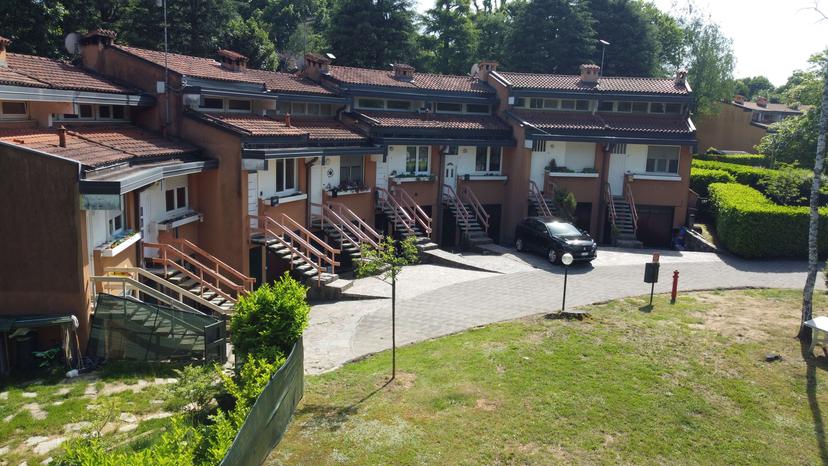 Villa a schiera in Via Fratelli Kennedy 76, Venegono Superiore — foto 2 di 5