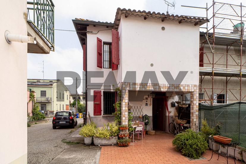 Trilocale in Strada Commenda 82, Parma