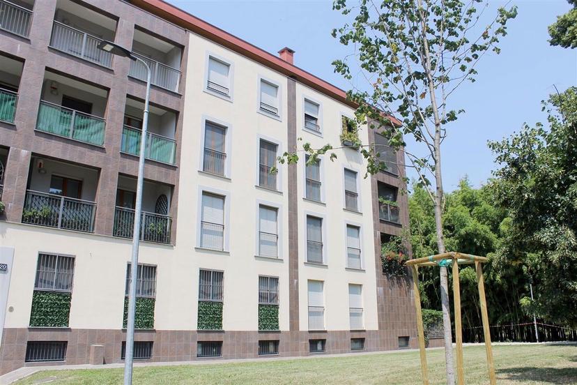 Trilocale in Via Segantini , Milano