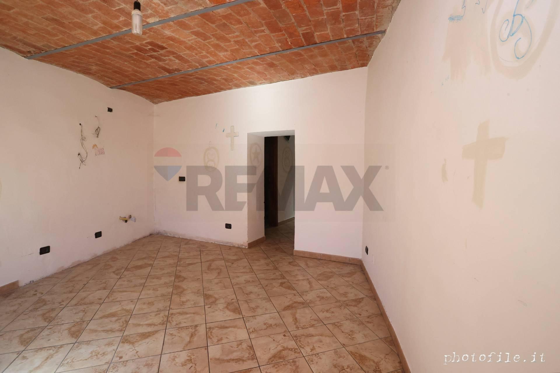 Casa indipendente in Via Notaio Landorno 10, Palazzo Canavese