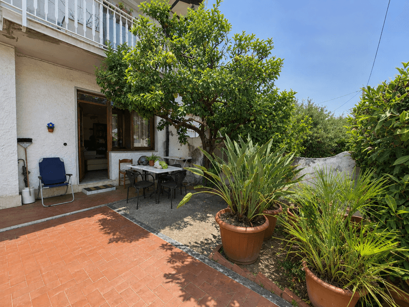 Porzione di casa, Carrara