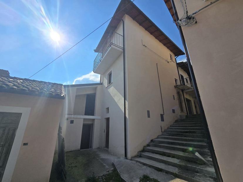 Casa indipendente in Via della Montagna - Bagno Snc, L'Aquila — foto 2 di 5