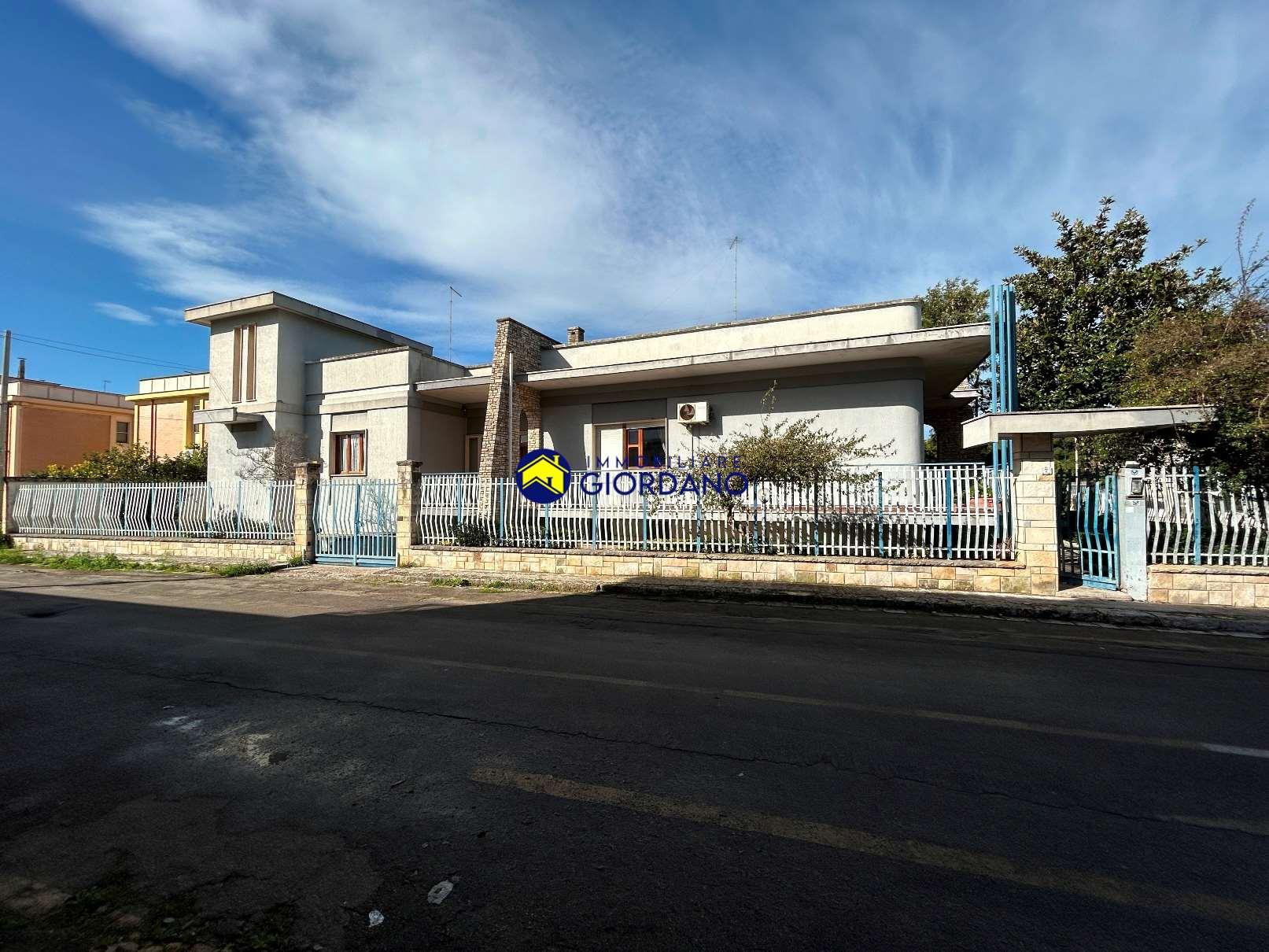 Villa unifamiliare in Via San Martino, 7 Angolo Via Brindisi, Squinzano