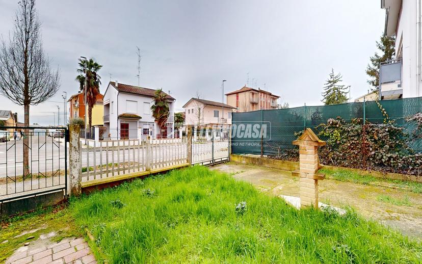 Trilocale in Viale Giovanni Amendola 37, Reggiolo — foto 4 di 5