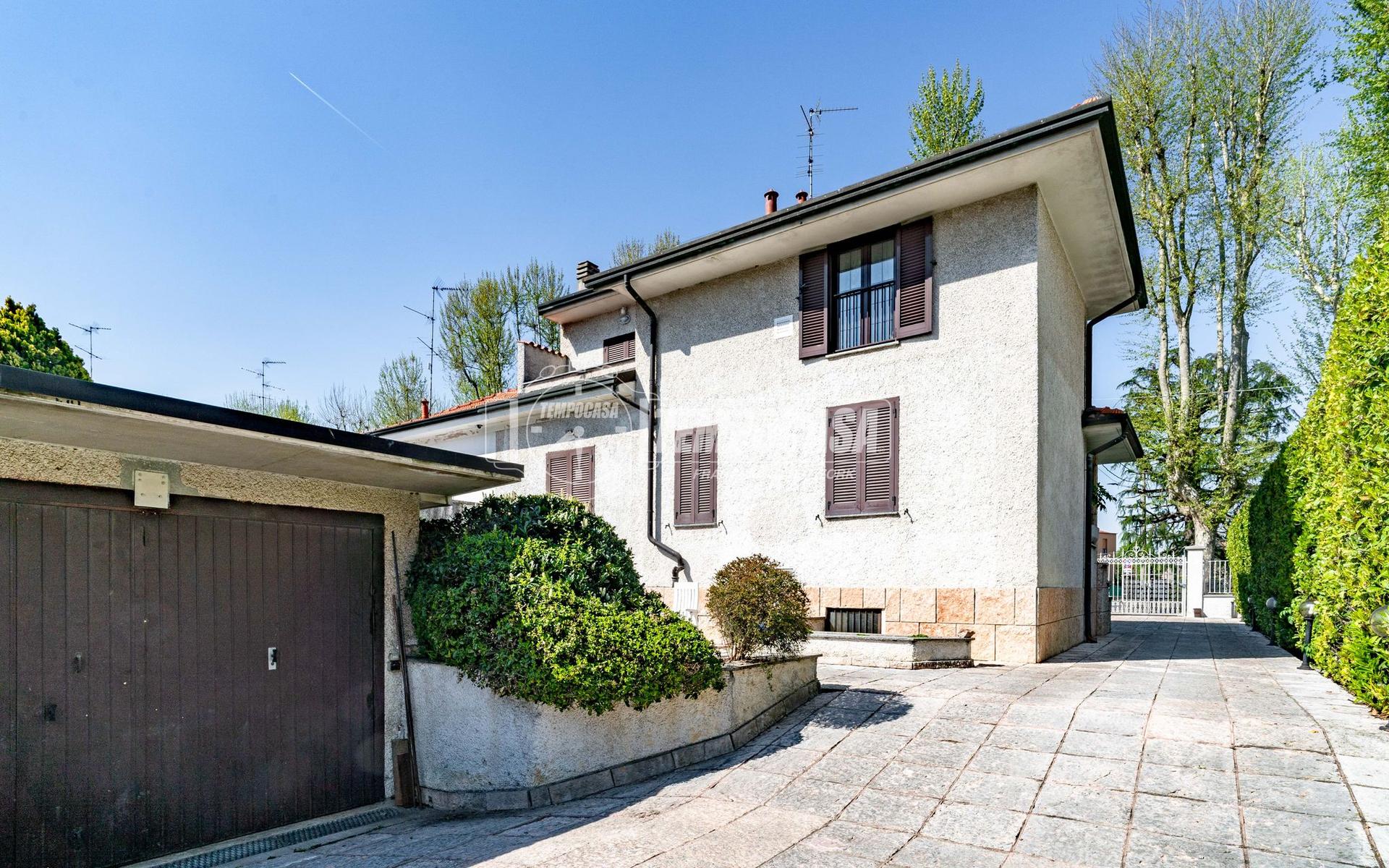 Villa in Corso Italia, Caronno Pertusella