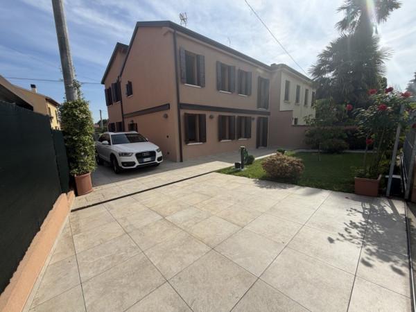 Villa bifamiliare in Via Lusore 63, Mira