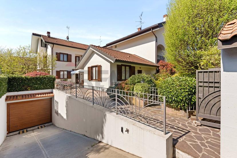 Villa in Via Bernina 16, Camparada