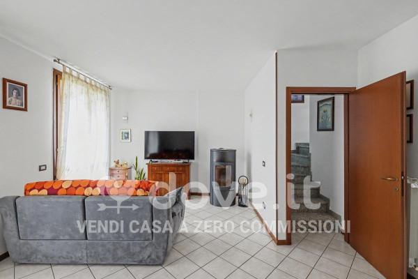 Villa in Via della Costituzione 143, Oleggio — foto 4 di 5