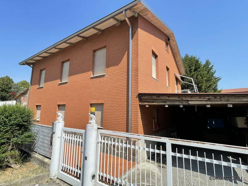 Casa indipendente in Via Quattro Novembre , Traversetolo