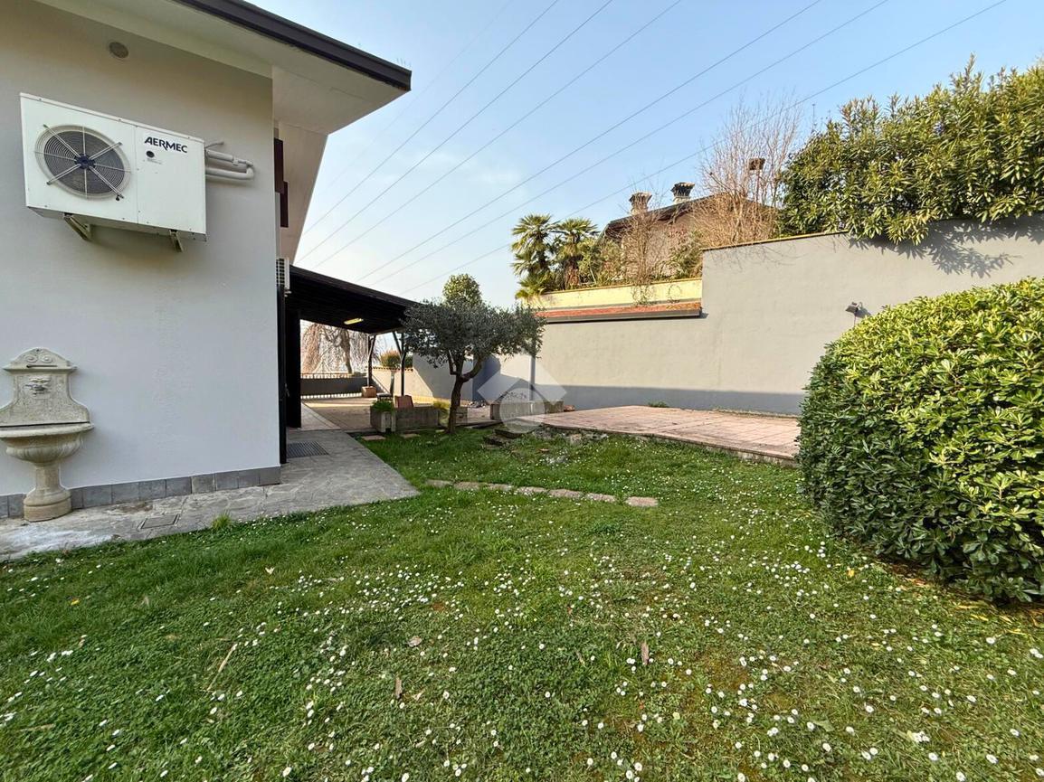 Villa in Via Francesco Menassi 15, Capriolo
