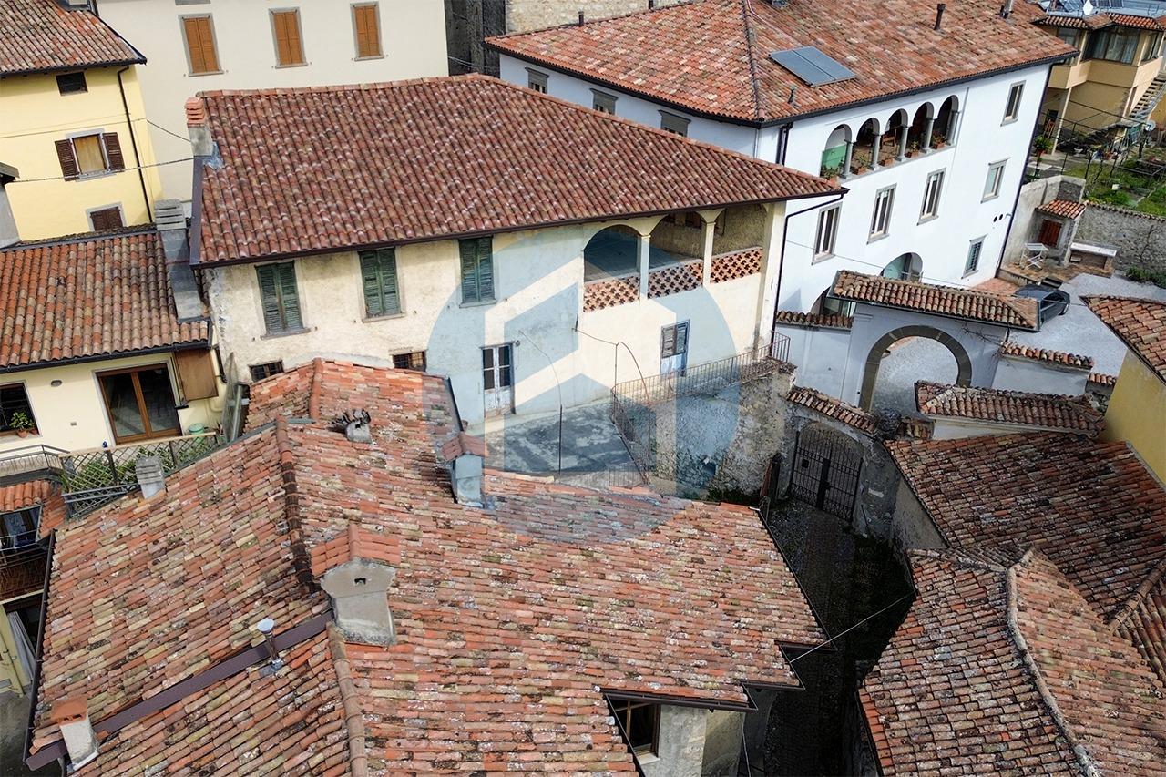 Casa indipendente in Via Canonico Domenico Giorgio 18, Solto Collina